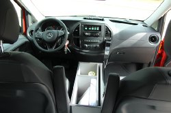 Mercedes Benz Vito Mittelkonsole mit Ladehalterung für Adalit- Handlampe,Bedienhandapparat für den Digitalfunk, Bedienteil für die Sondersignalanlage im Radioschacht,Stabmikrofon für die Sprachdurchsage (173)